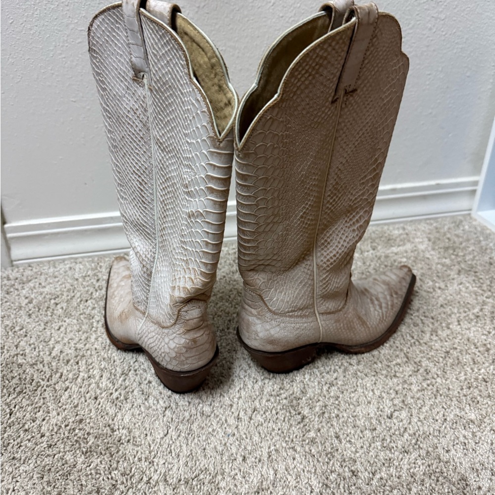 Idyllwind Cream-White Textured Leather Western Heeled Boots - Picture 3 of 6